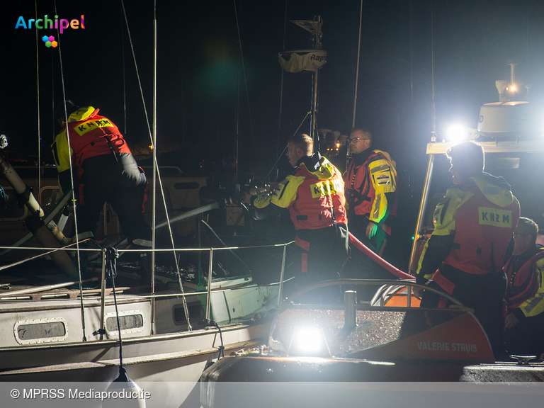 Foto behorende bij Brand verwoest zeiljacht in jachthaven Stellendam